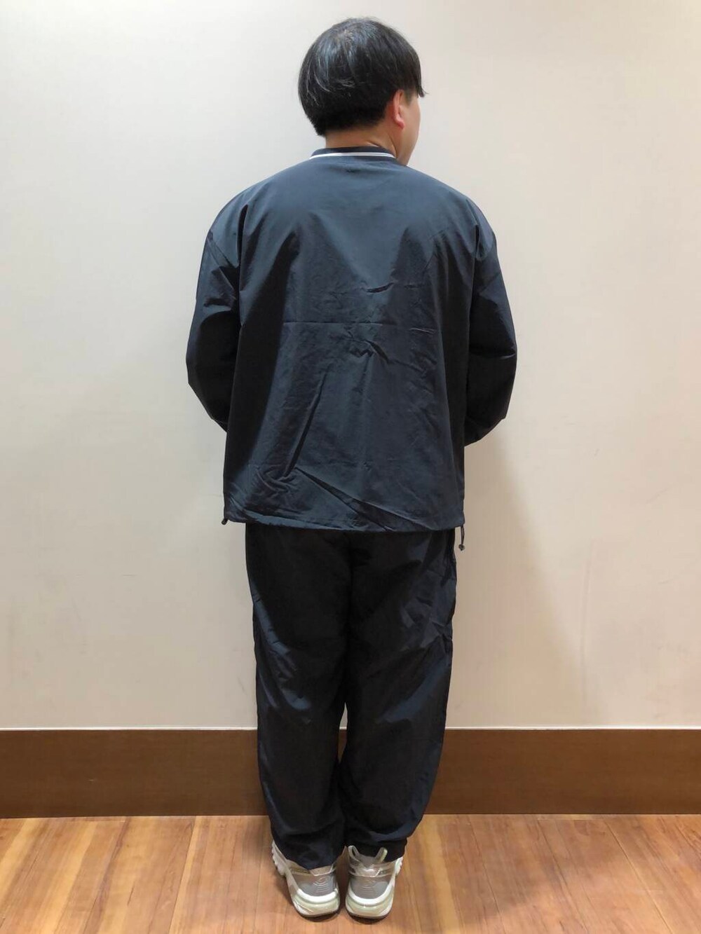 ホワイト系のTシャツ/カットソー、ブラック系のその他パンツ、ブラック系のその他トップスを着用したメンズの春コーディネートの3枚目の写真