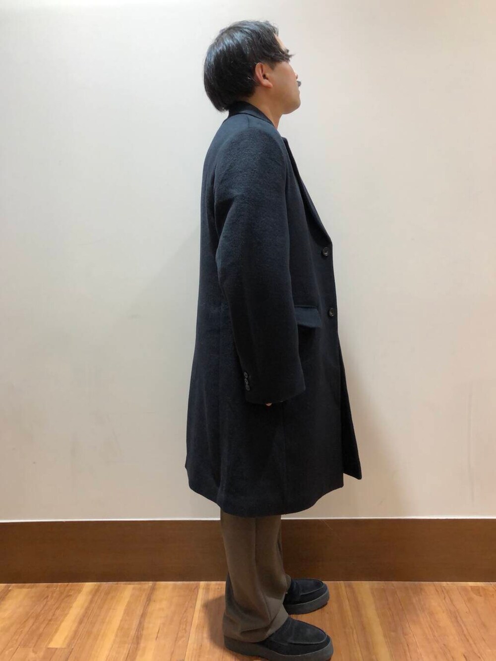 ブラック系のローファー、ブラウン系のその他パンツ、ブルー系のニット/セーターを着用したメンズの秋コーディネートの2枚目の写真