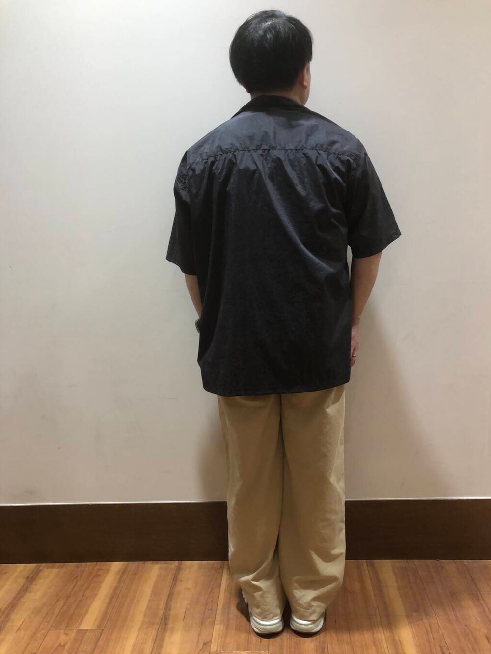 ブラック系のシャツ/ブラウスを着用したメンズの夏コーディネートの4枚目の写真