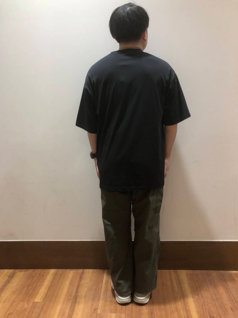 グリーン系のその他パンツ、ブラック系のTシャツ/カットソーを着用したメンズの夏コーディネートの4枚目の写真