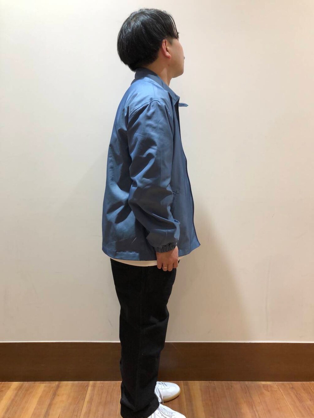 ホワイト系のスニーカー、ブラック系のその他パンツ、ブルー系のその他アウターを着用したメンズの春コーディネートの2枚目の写真