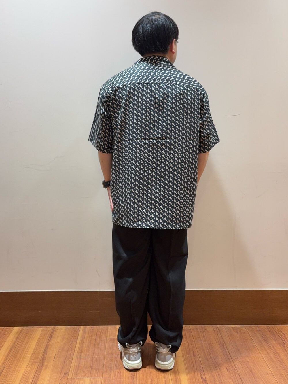 ブルー系のシャツ/ブラウス、ホワイト系のTシャツ/カットソー、ブラック系のその他パンツを着用したメンズの夏コーディネートの3枚目の写真