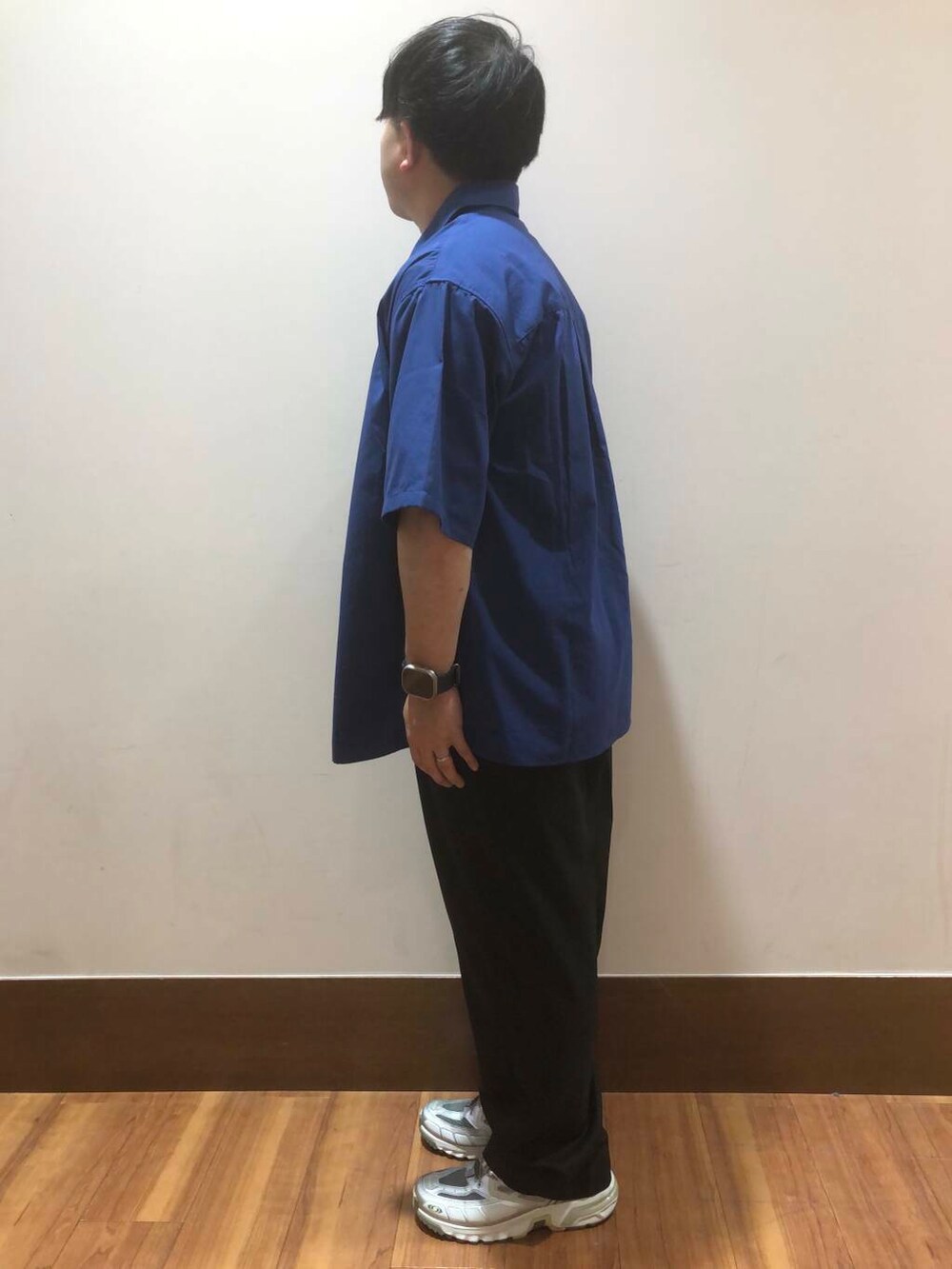 ブルー系のシャツ/ブラウスを着用したメンズの夏コーディネートの3枚目の写真