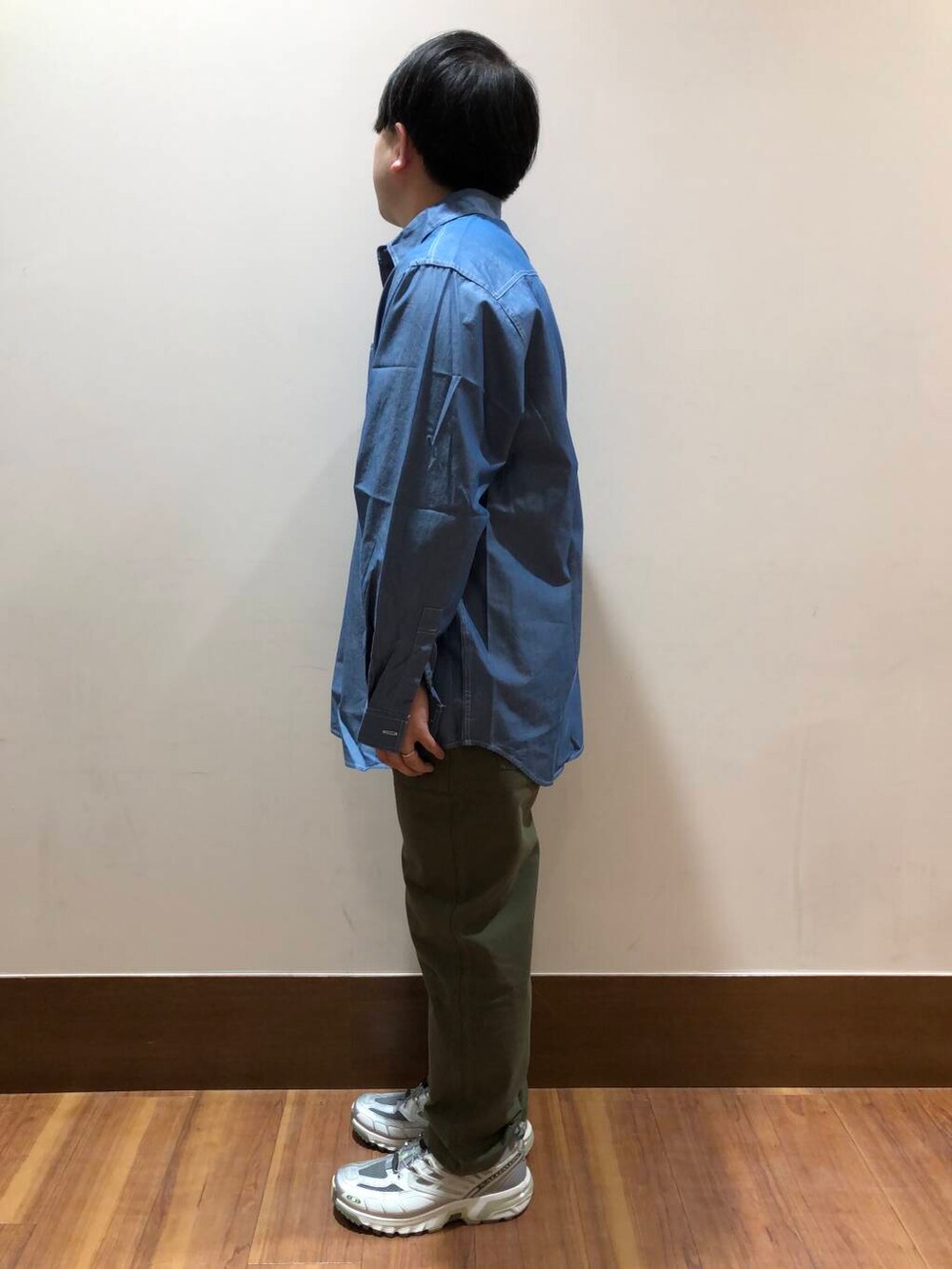 ブルー系のシャツ/ブラウス、ホワイト系のTシャツ/カットソー、グリーン系のその他パンツを着用したメンズの春コーディネートの4枚目の写真