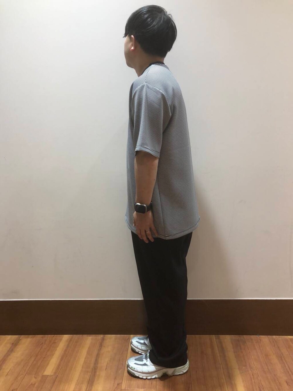 その他のTシャツ/カットソー、ブラック系のその他パンツを着用したメンズの夏コーディネートの3枚目の写真