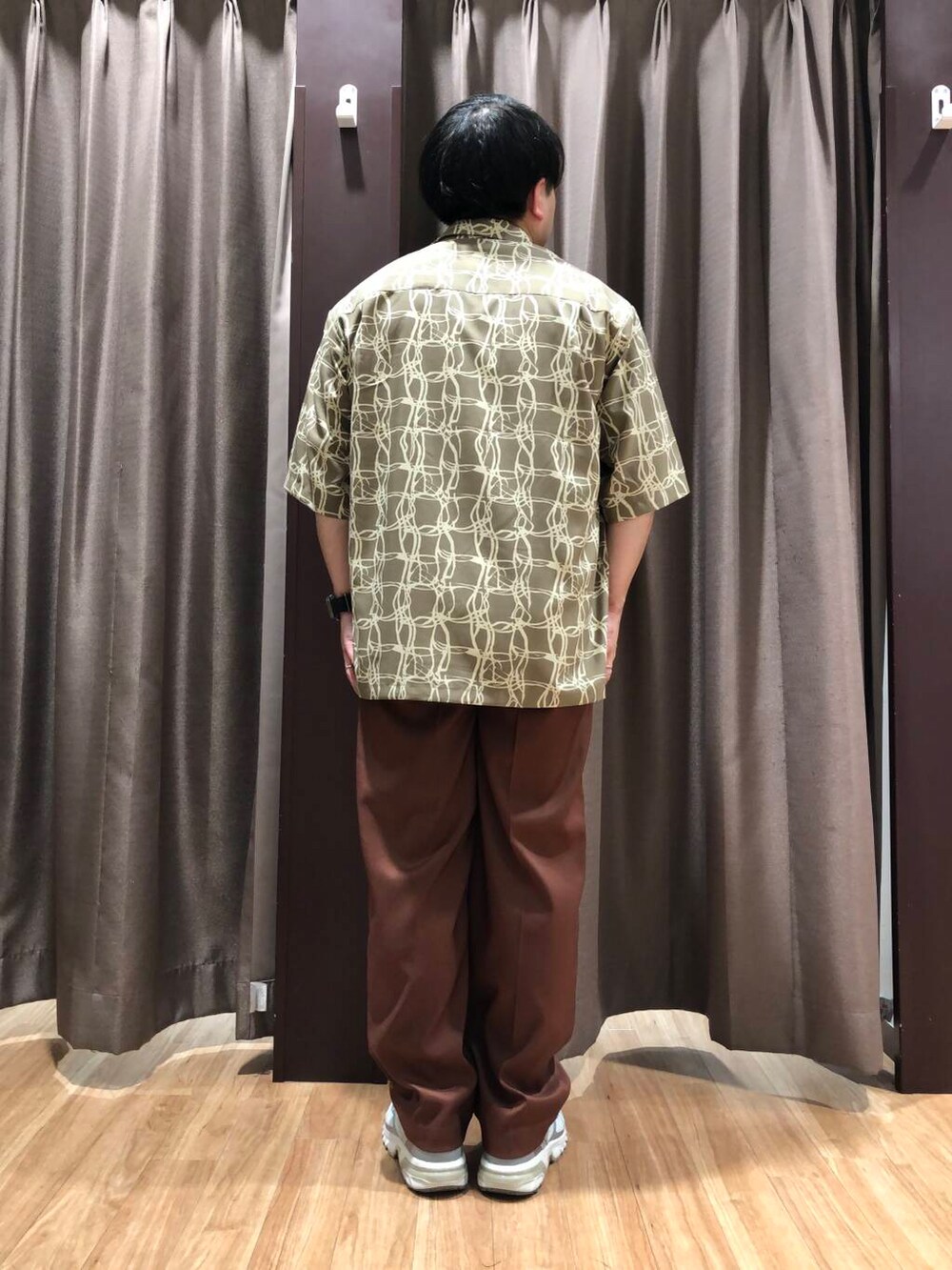 ブラウン系のその他パンツ、ベージュ系のシャツ/ブラウスを着用したメンズの春コーディネートの3枚目の写真