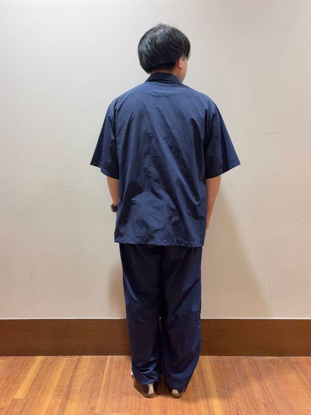 ブルー系のその他パンツ、ブルー系のポロシャツを着用したメンズの夏コーディネートの3枚目の写真