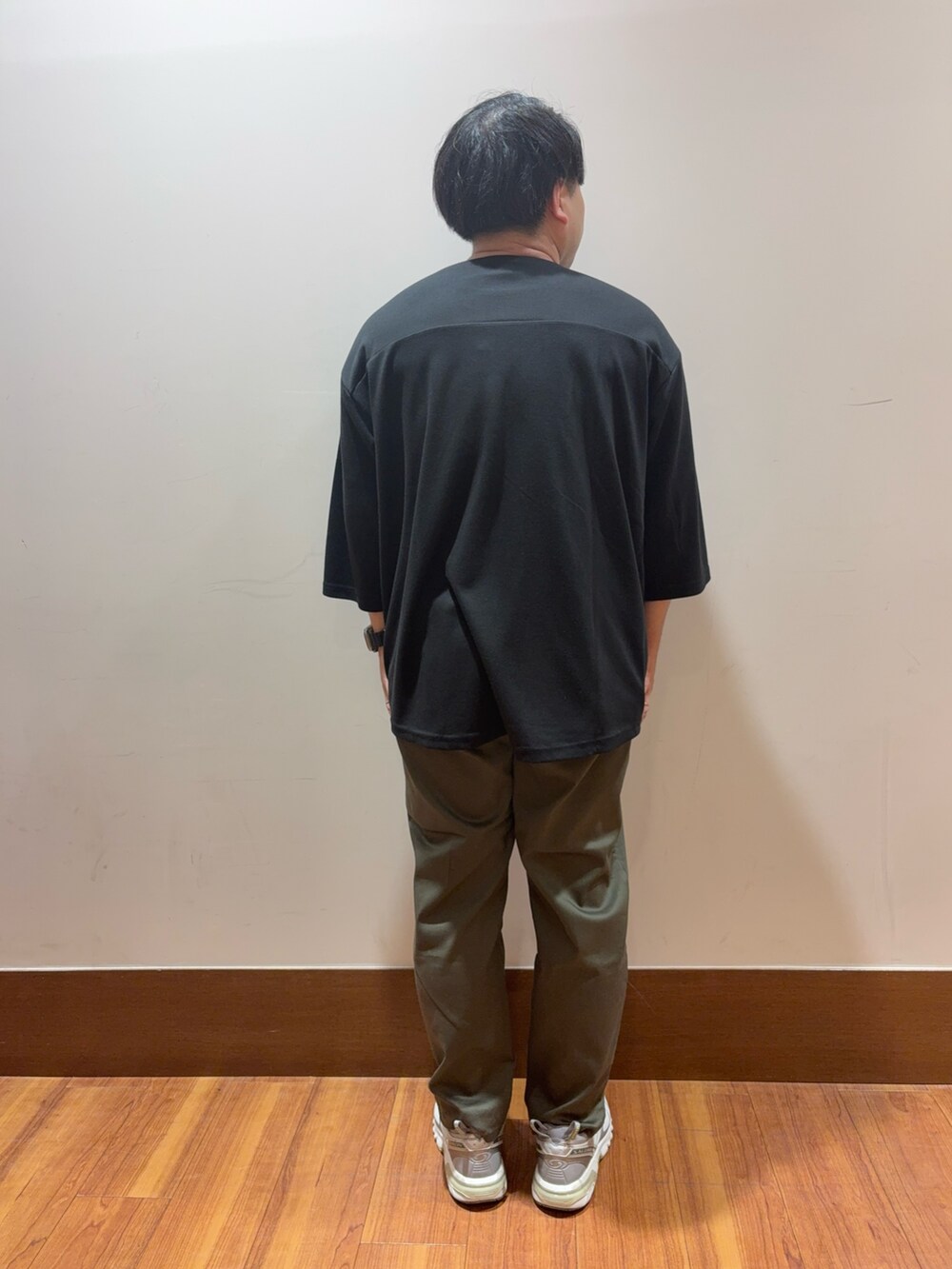 ブラック系のTシャツ/カットソー、グリーン系のその他パンツを着用したメンズの夏コーディネートの3枚目の写真