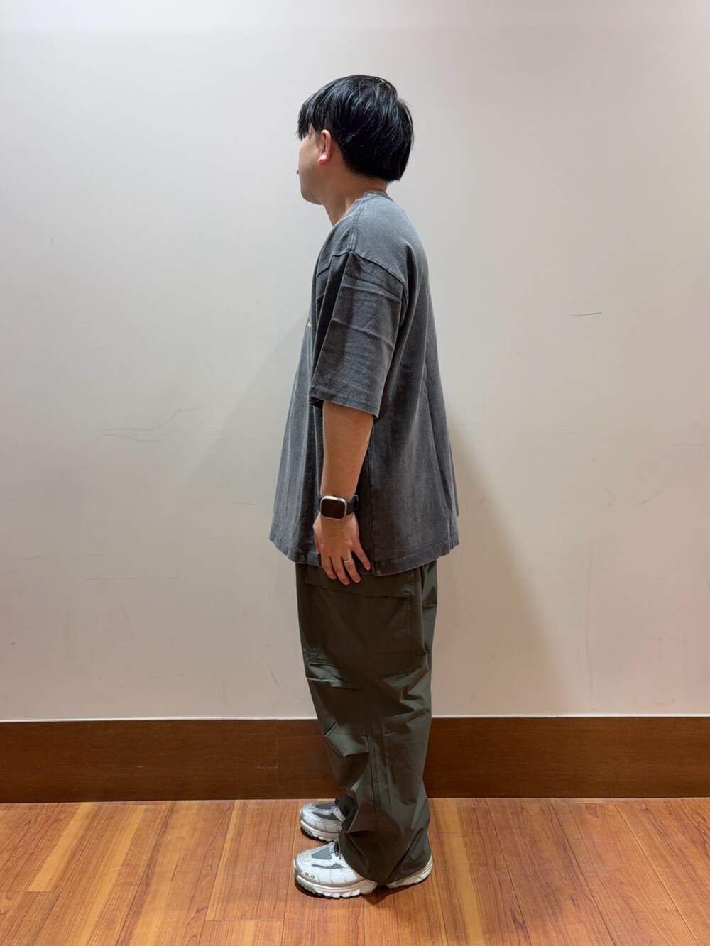 その他のTシャツ/カットソー、グリーン系のその他パンツを着用したメンズの夏コーディネートの2枚目の写真