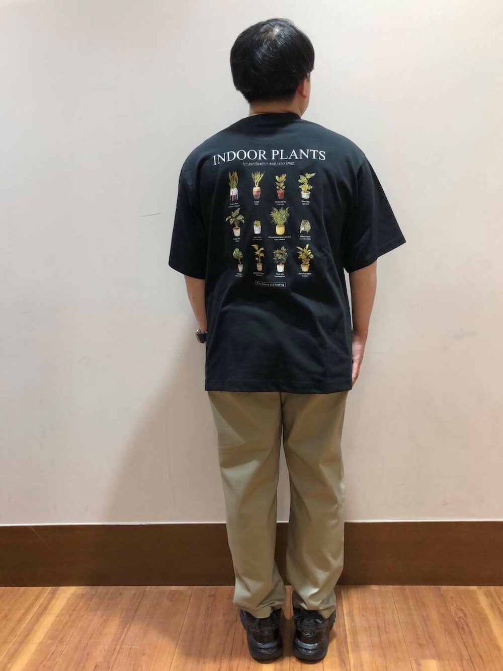 「スニーカー、ワイドパンツ、カジュアル、モノトーン、Tシャツ、オーバーサイズ、イージーパンツ、着回し、テーパード、チノパン、定番、ワイド、低身長、ベーシック、newarrival」｜「ITEMS URBANRESEARCHのハイストレッチ リラックスパンツ（その他パンツ、ベージュ系）」を使った、TORU OKIさん（メンズ・163cm）の夏コーディネートの3枚目の写真