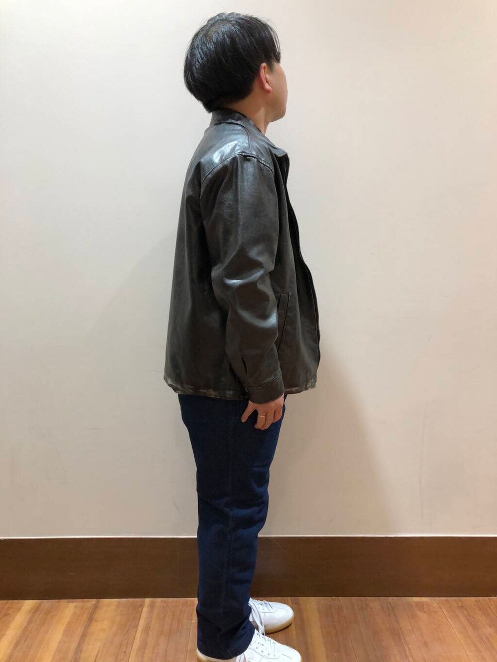 ホワイト系のスニーカー、ブラック系のその他アウター、ブルー系のその他パンツを着用したメンズの冬コーディネートの2枚目の写真