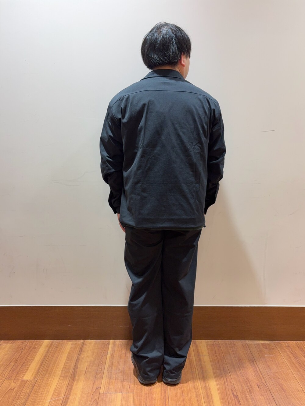 グリーン系のTシャツ/カットソー、ブラック系のシャツ/ブラウス、ブラック系のその他パンツを着用したメンズの秋コーディネートの3枚目の写真