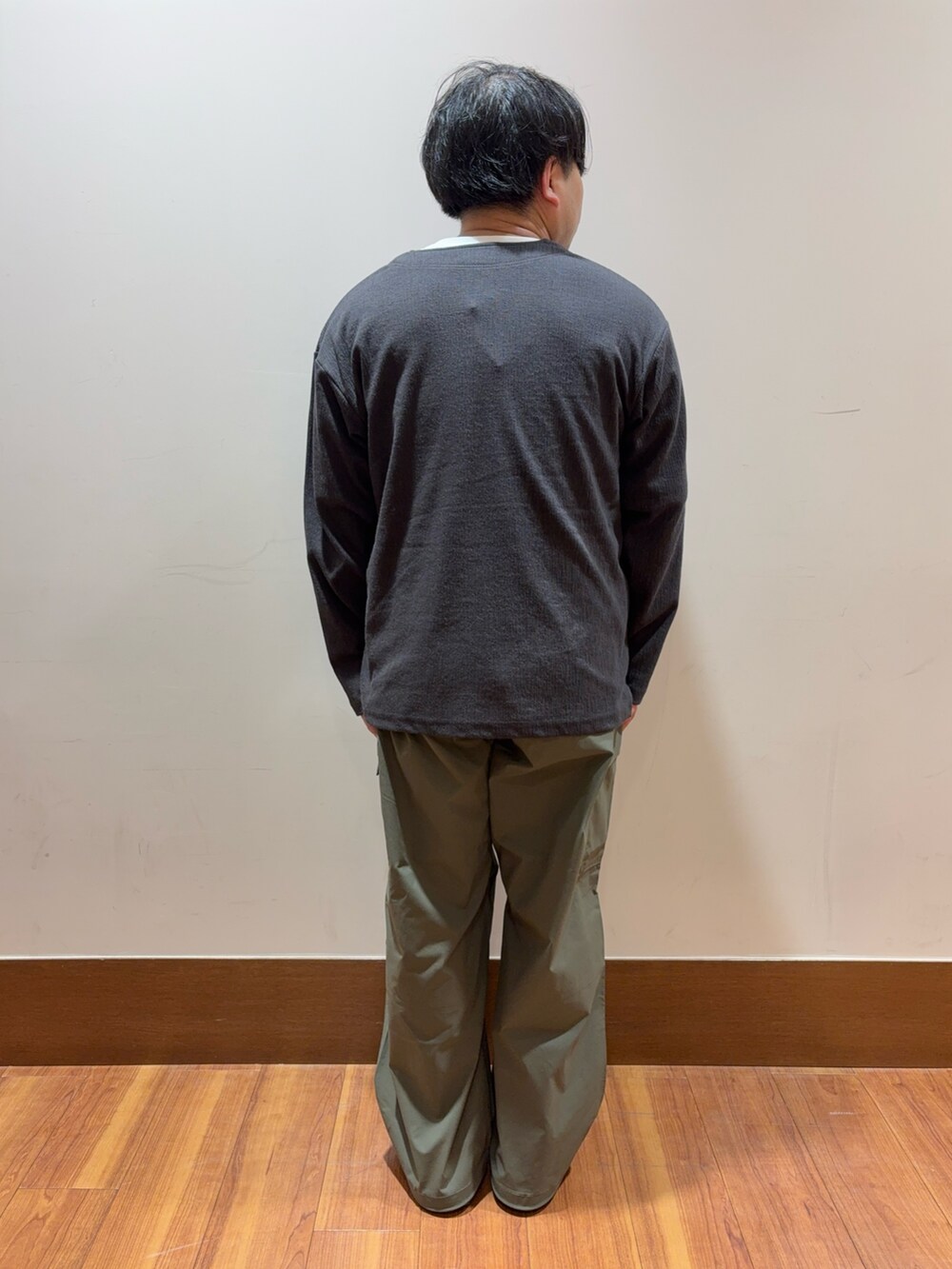 グレー系のカーディガン/ボレロ、グリーン系のその他パンツを着用したメンズの秋コーディネートの3枚目の写真