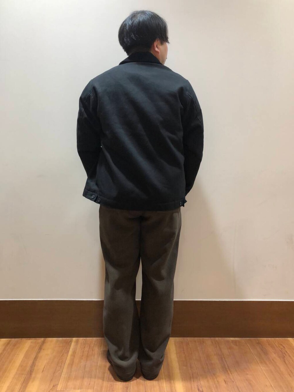 ブラウン系のその他パンツ、ブラック系のその他アウター、ベージュ系のスウェットを着用したメンズの冬コーディネートの3枚目の写真