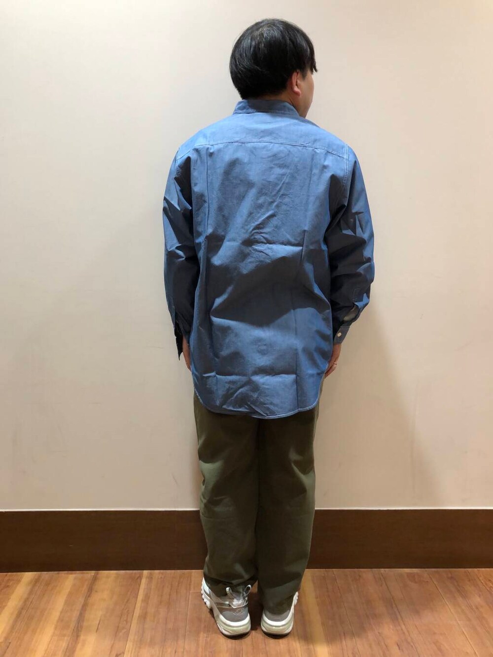 ブルー系のシャツ/ブラウス、ホワイト系のTシャツ/カットソー、グリーン系のその他パンツを着用したメンズの春コーディネートの3枚目の写真
