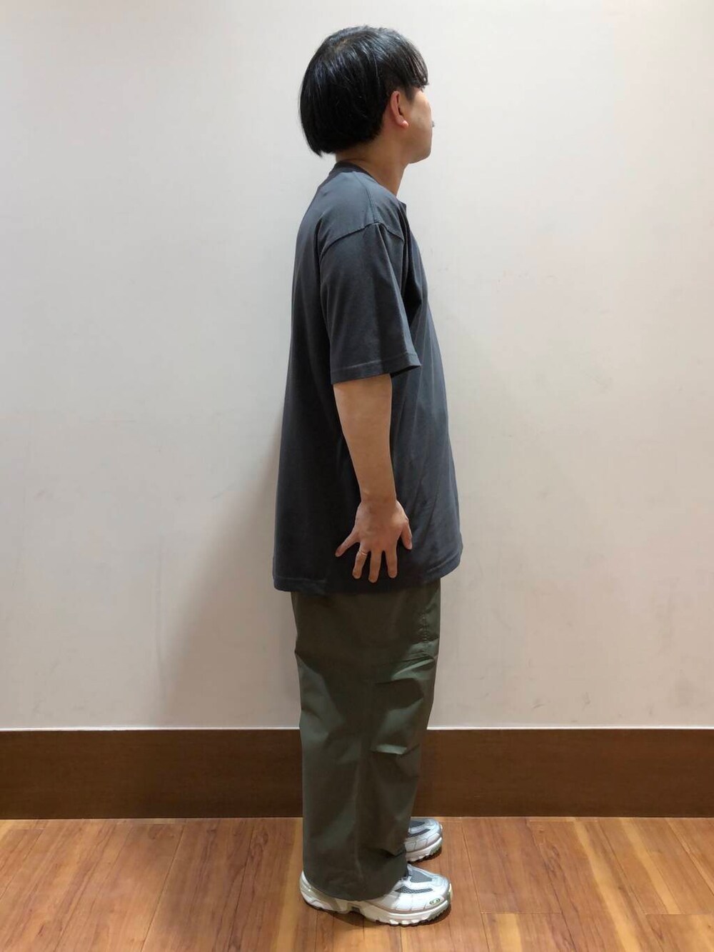 グリーン系のその他パンツ、ブラック系のTシャツ/カットソーを着用したメンズの春コーディネートの2枚目の写真