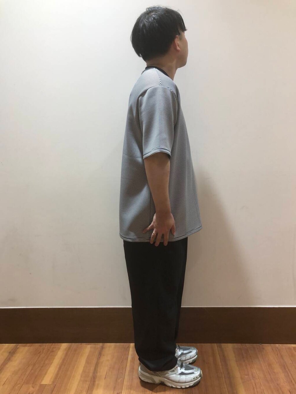 その他のTシャツ/カットソー、ブラック系のその他パンツを着用したメンズの夏コーディネートの2枚目の写真