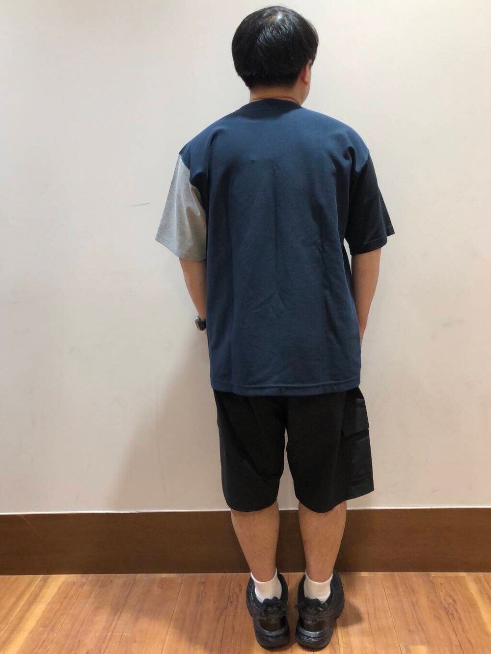 ブラック系のその他パンツ、ブルー系のTシャツ/カットソーを着用したメンズの夏コーディネートの3枚目の写真