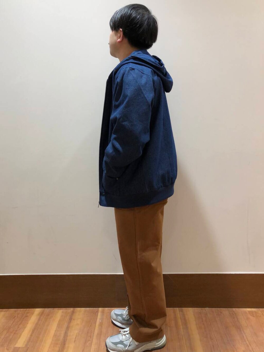 その他のスウェット、ブラウン系のその他パンツ、ブルー系のその他アウターを着用したメンズの冬コーディネートの4枚目の写真
