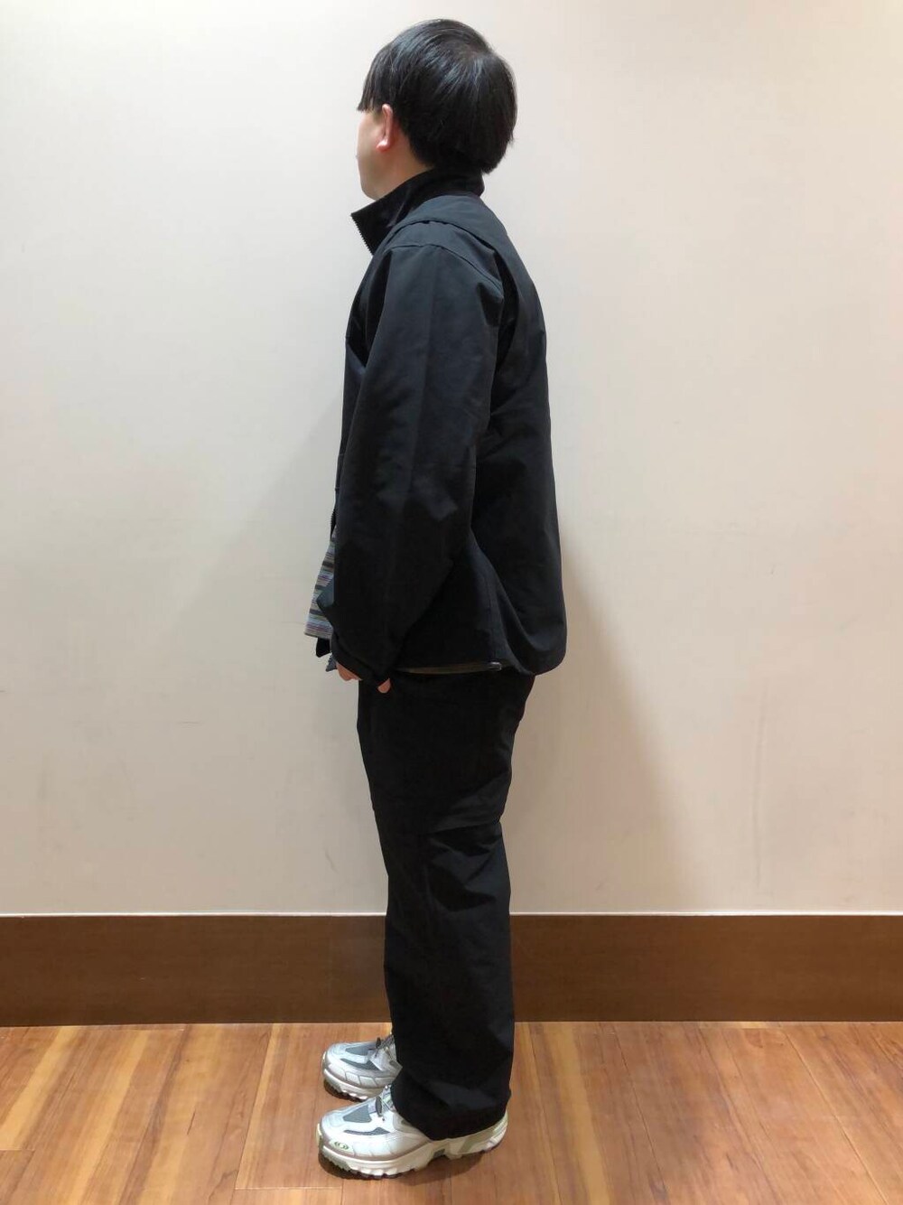 ブラック系のその他パンツ、ブラック系のその他アウター、グレー系のTシャツ/カットソーを着用したメンズの春コーディネートの4枚目の写真