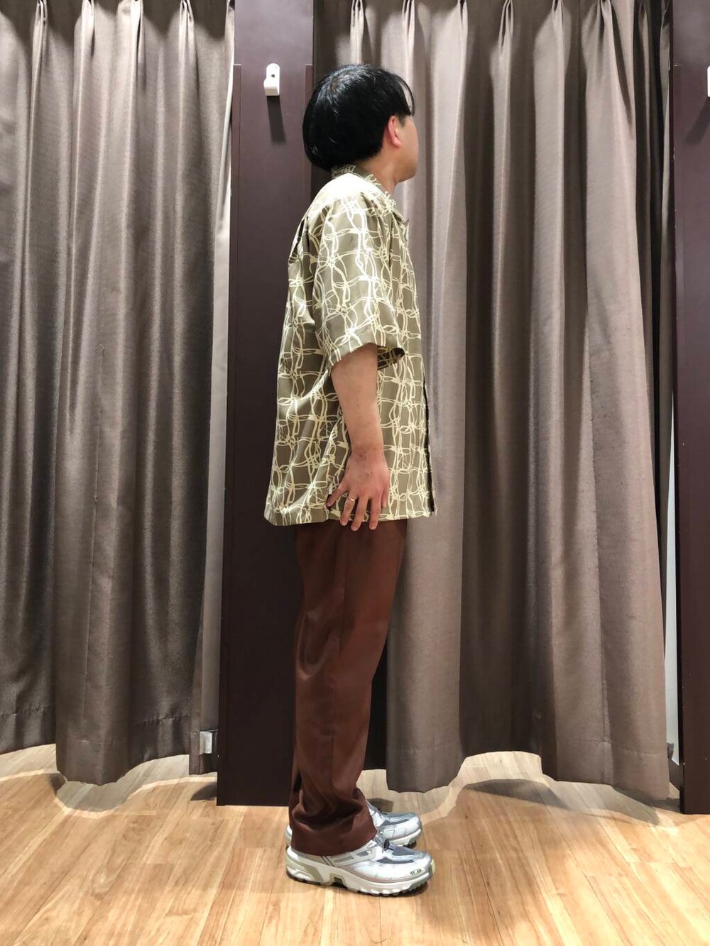 ブラウン系のその他パンツ、ベージュ系のシャツ/ブラウスを着用したメンズの春コーディネートの2枚目の写真