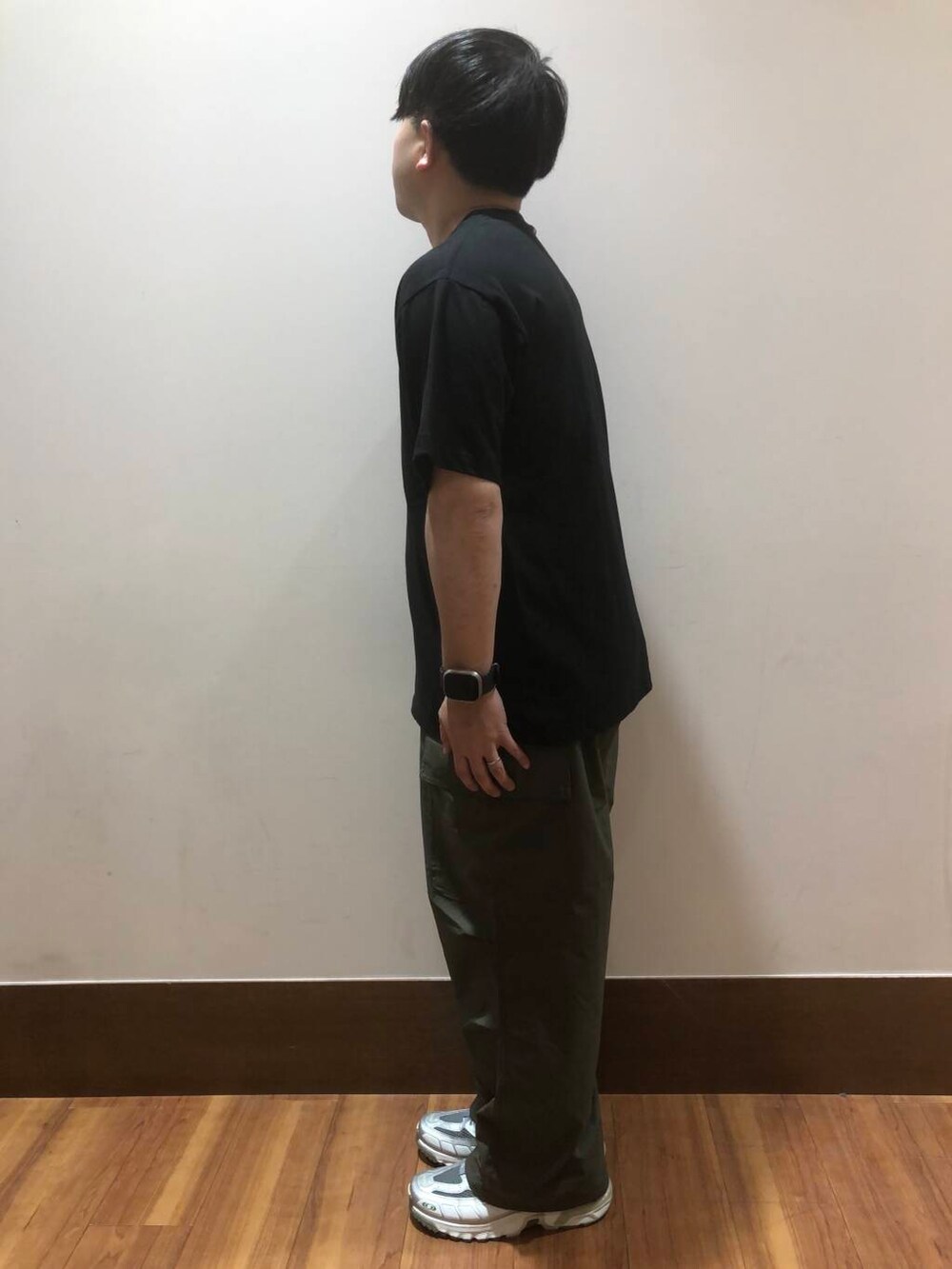 グリーン系のその他パンツ、ブラック系のTシャツ/カットソーを着用したメンズの夏コーディネートの3枚目の写真