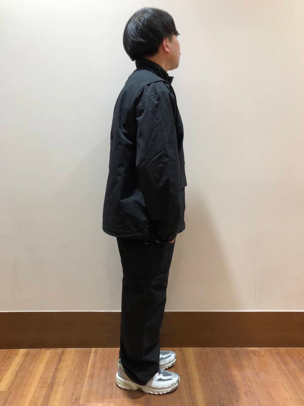 ブラック系のその他パンツ、ブラック系のその他アウター、グレー系のTシャツ/カットソーを着用したメンズの春コーディネートの2枚目の写真