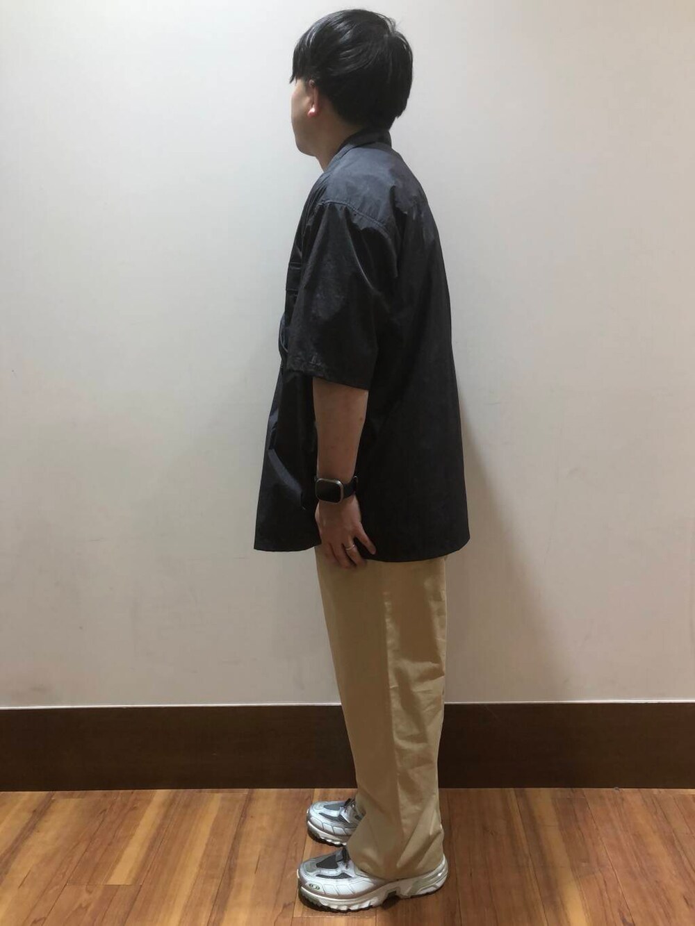 ブラック系のシャツ/ブラウスを着用したメンズの夏コーディネートの3枚目の写真