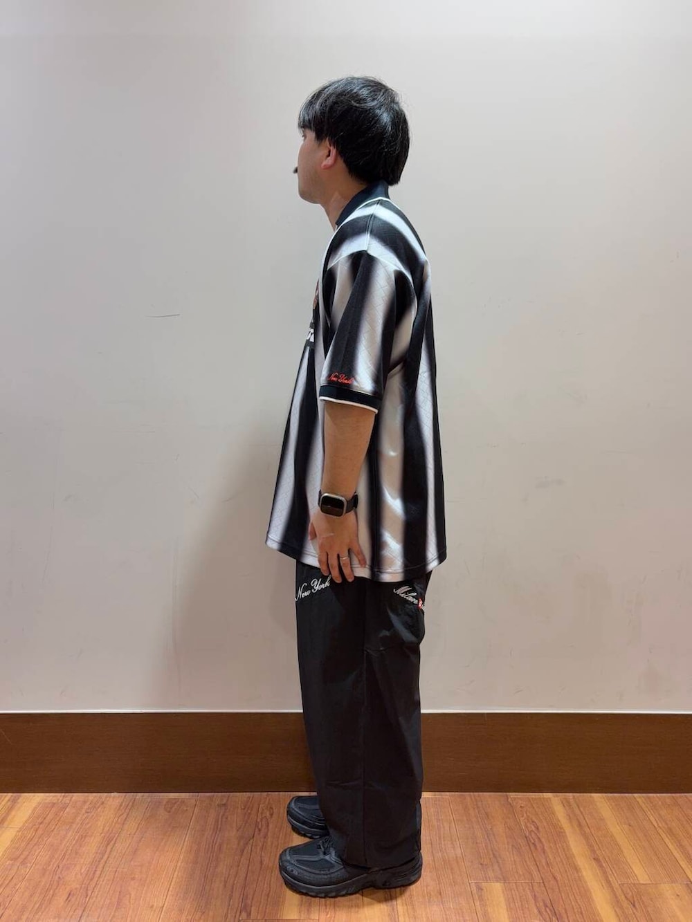 ブラック系のその他パンツ、ホワイト系のTシャツ/カットソーを着用したメンズの夏コーディネートの2枚目の写真