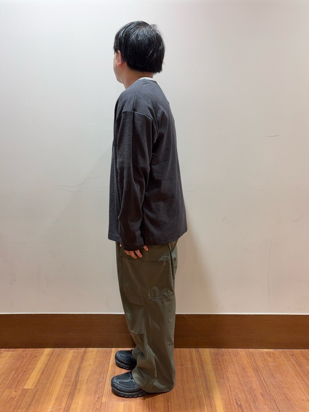 グレー系のカーディガン/ボレロ、グリーン系のその他パンツを着用したメンズの秋コーディネートの2枚目の写真