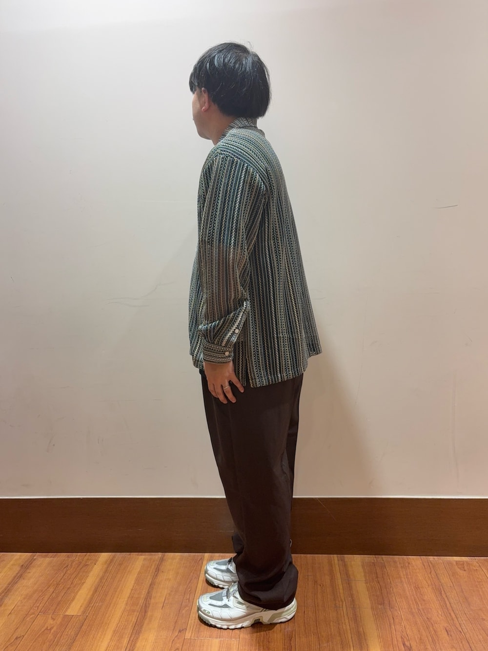 「ブラウン、秋服準備はじめました、テーマパークコーデ、休日スタイル、季節の変わり目羽織コーデ、休日コーデ、大人コーデ、メンズコーデ、夏、オトナカジュアル、キレイめ、今日のコーデ、秋、スニーカー、秋服」｜「ITEMS URBANRESEARCHの『接触冷感/UVカット』シルケットクルーネックTシャツ（Tシャツ/カットソー、ブラック系）」を使った、TORU OKIさん（メンズ・163cm）の夏コーディネートの2枚目の写真