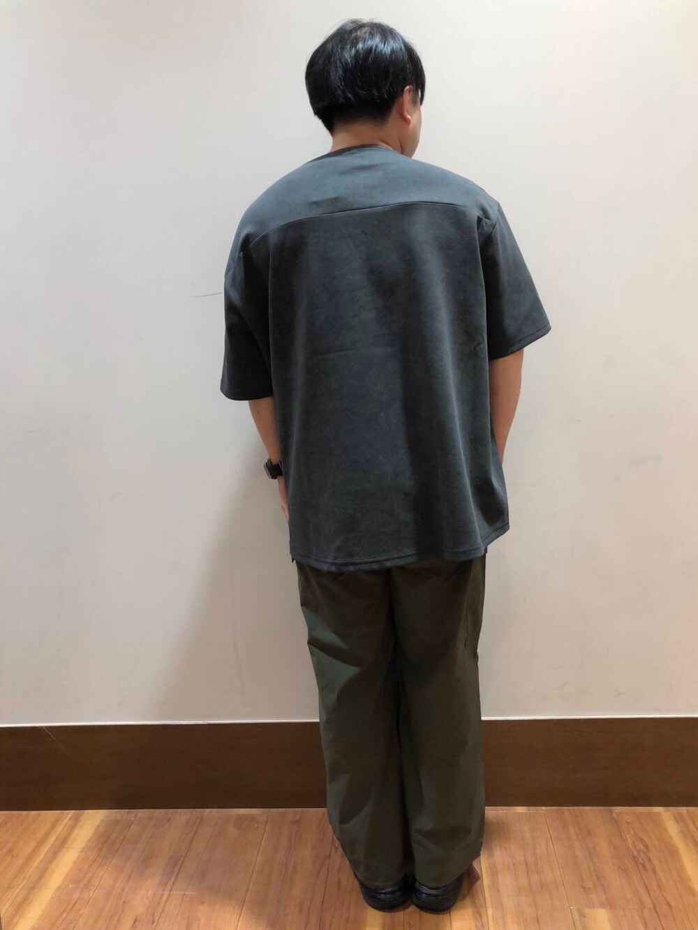 グリーン系のその他パンツ、ブラック系のTシャツ/カットソーを着用したメンズの夏コーディネートの3枚目の写真