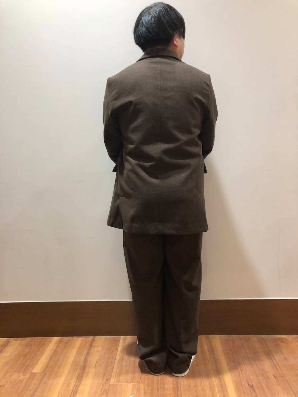 グリーン系のニット/セーター、ブラウン系のその他パンツ、ブラウン系のブルゾンを着用したメンズの冬コーディネートの3枚目の写真