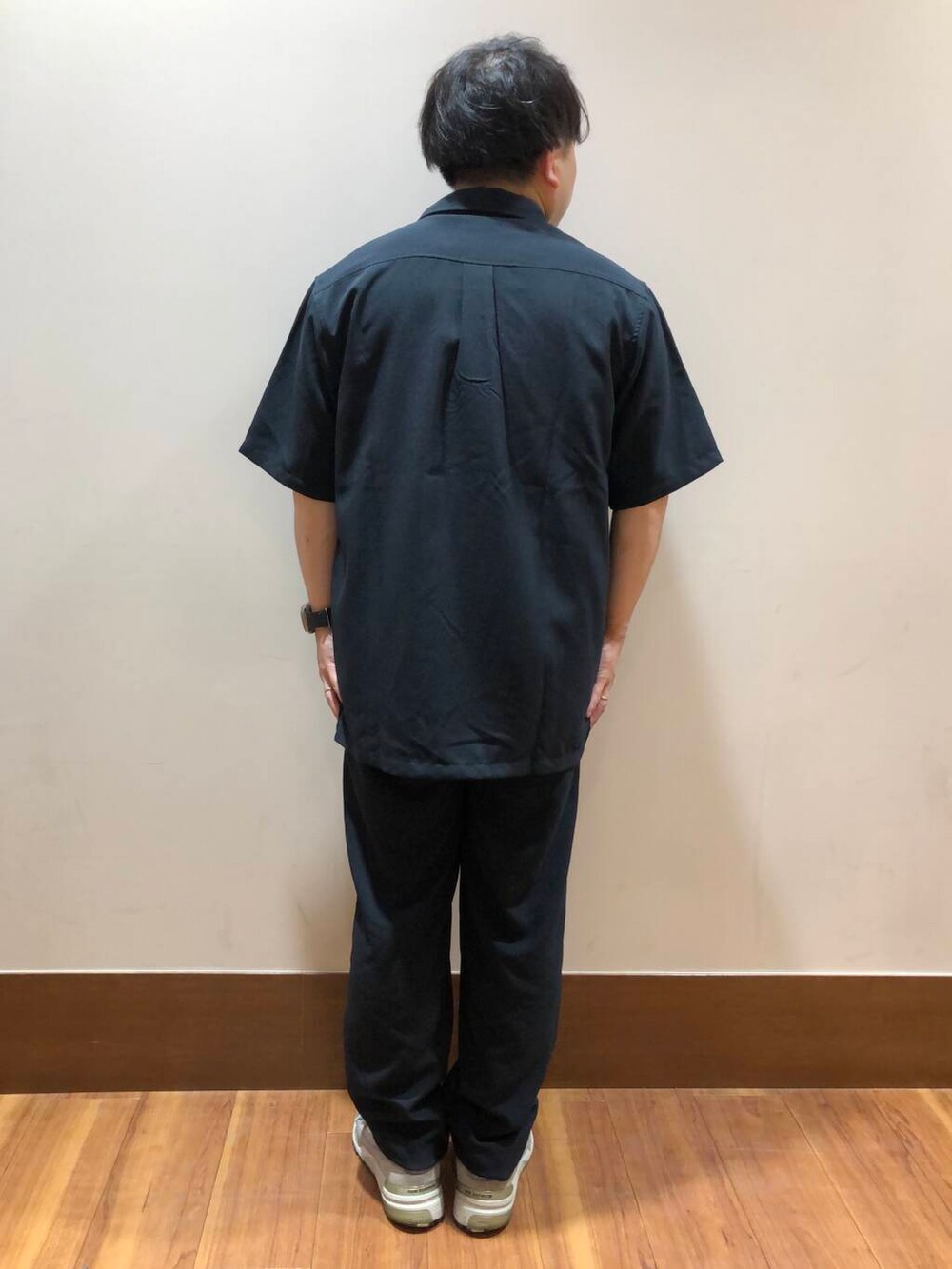 ブラック系のその他パンツ、ブラック系のシャツ/ブラウスを着用したメンズの夏コーディネートの3枚目の写真