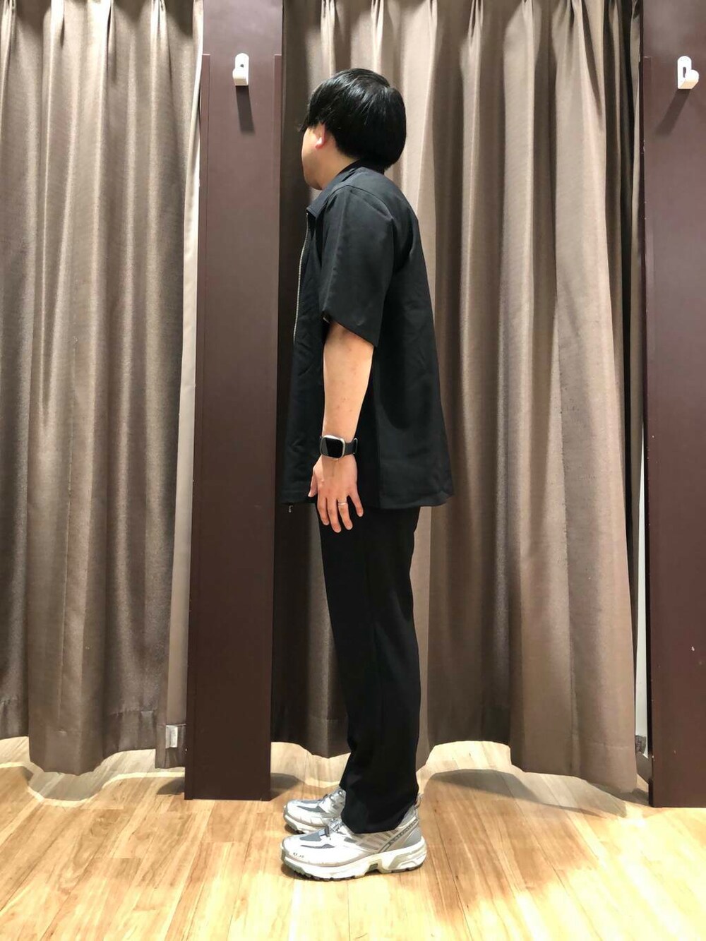 ブラック系のシャツ/ブラウスを着用したメンズの春コーディネートの3枚目の写真