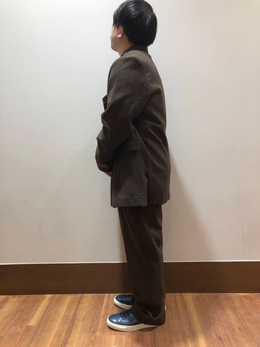 グリーン系のニット/セーター、ブラウン系のその他パンツ、ブラウン系のブルゾンを着用したメンズの冬コーディネートの4枚目の写真