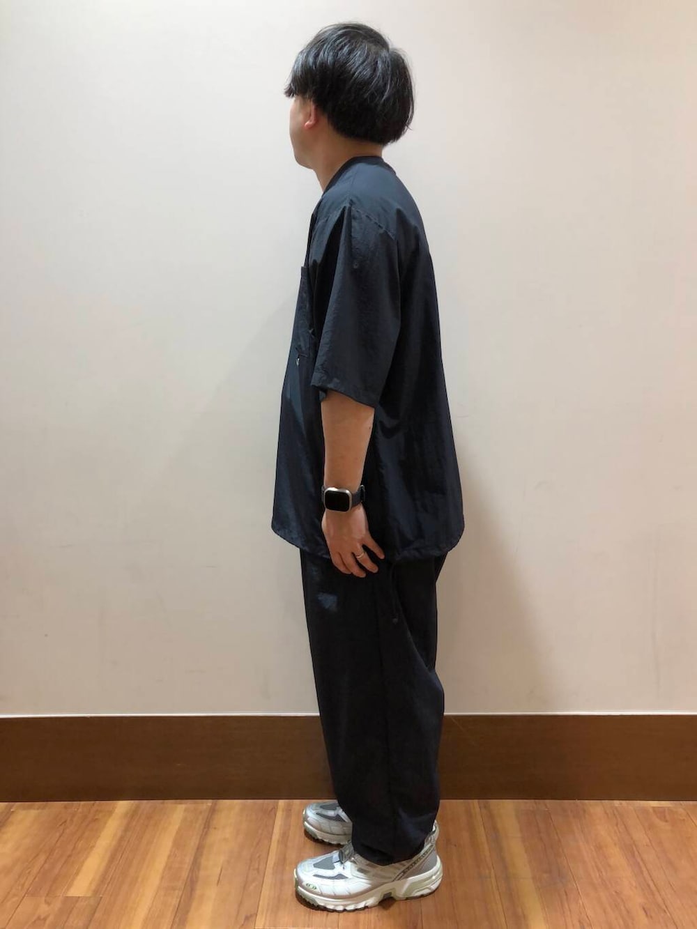 ブラック系のその他パンツ、ブラック系のTシャツ/カットソーを着用したメンズの春コーディネートの3枚目の写真