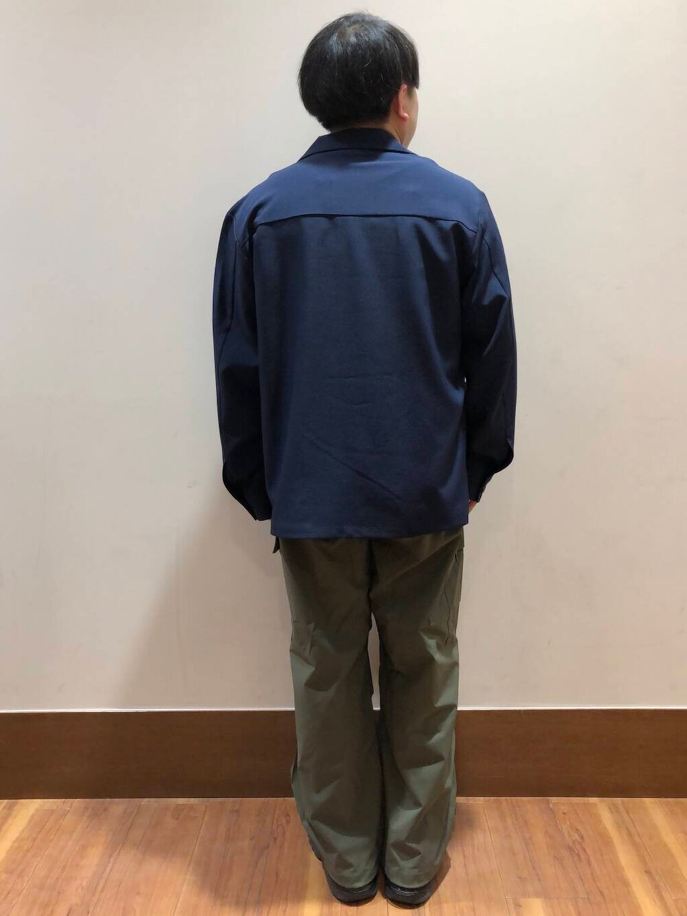 グリーン系のその他パンツ、ホワイト系のTシャツ/カットソー、ブルー系のその他アウターを着用したメンズの春コーディネートの4枚目の写真