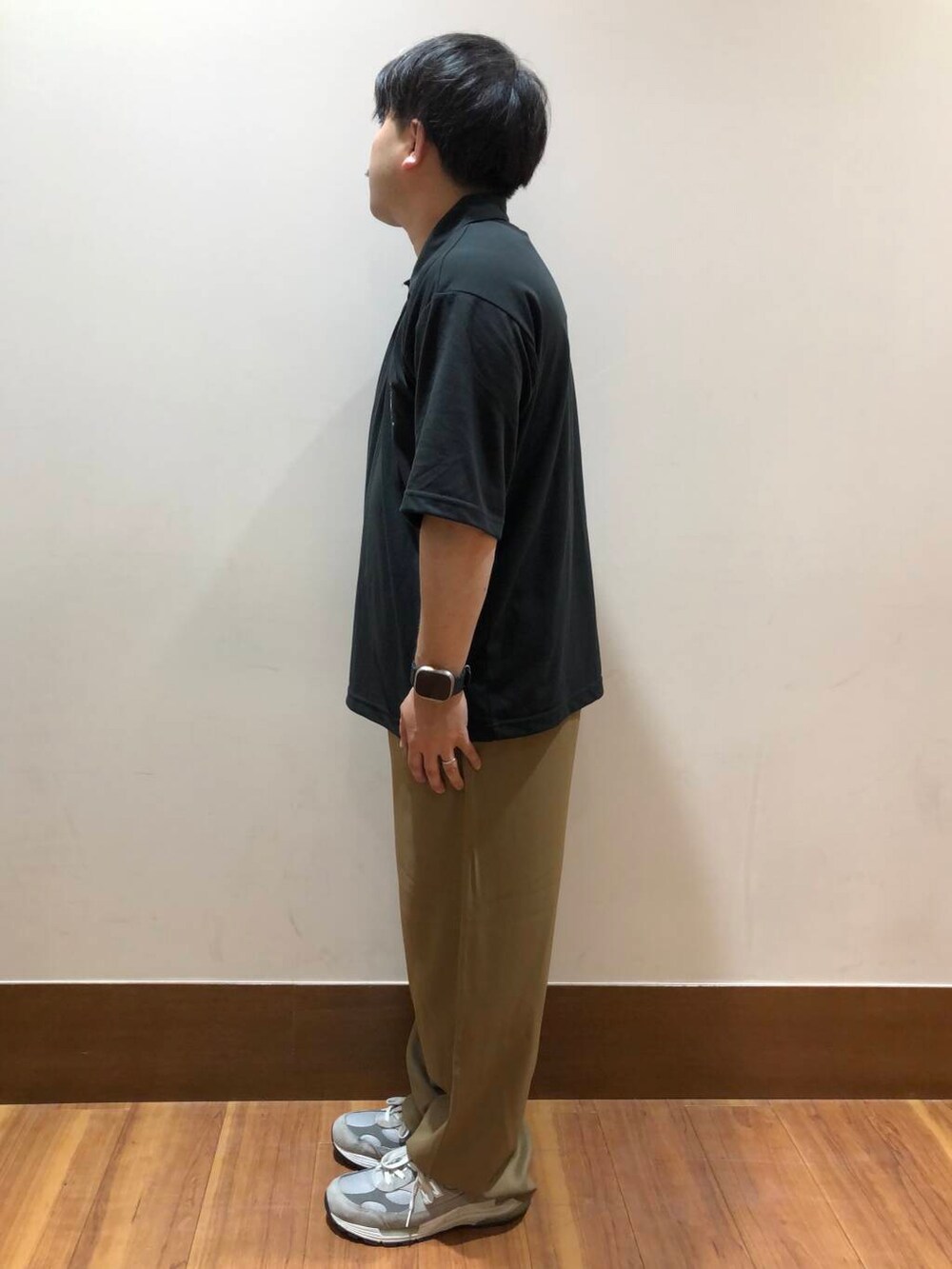 「シンプル、スニーカー、カジュアル、スラックス、Tシャツ、オーバーサイズ、着回し、定番、ワイド、低身長、ベーシック、newarrival、低身長コーデ、ルーズ、ゆったり」｜「ITEMS URBANRESEARCHのTeddy Bear ワンポイント刺繍ポロシャツ（Tシャツ/カットソー、ブラック系）」を使った、TORU OKIさん（メンズ・163cm）の夏コーディネートの2枚目の写真