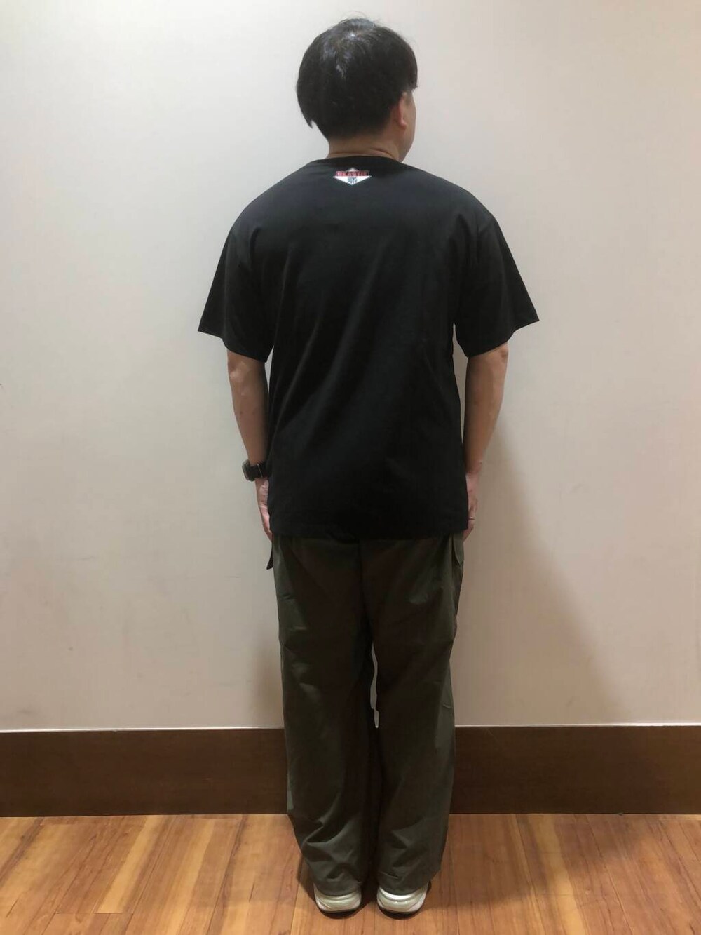 グリーン系のその他パンツ、ブラック系のTシャツ/カットソーを着用したメンズの夏コーディネートの4枚目の写真