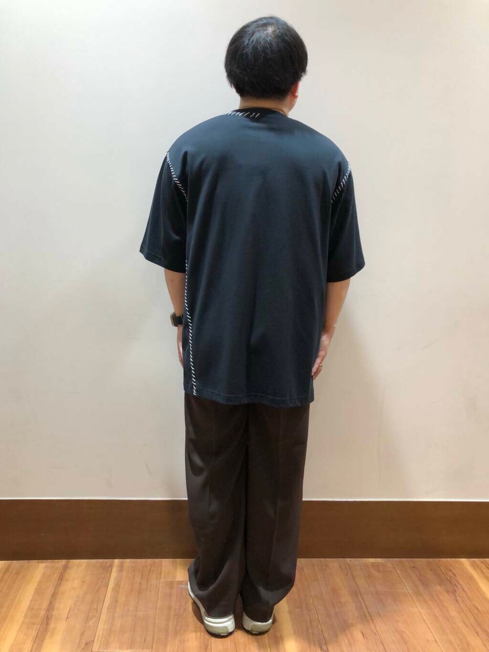 ブラウン系のその他パンツを着用したメンズの夏コーディネートの3枚目の写真