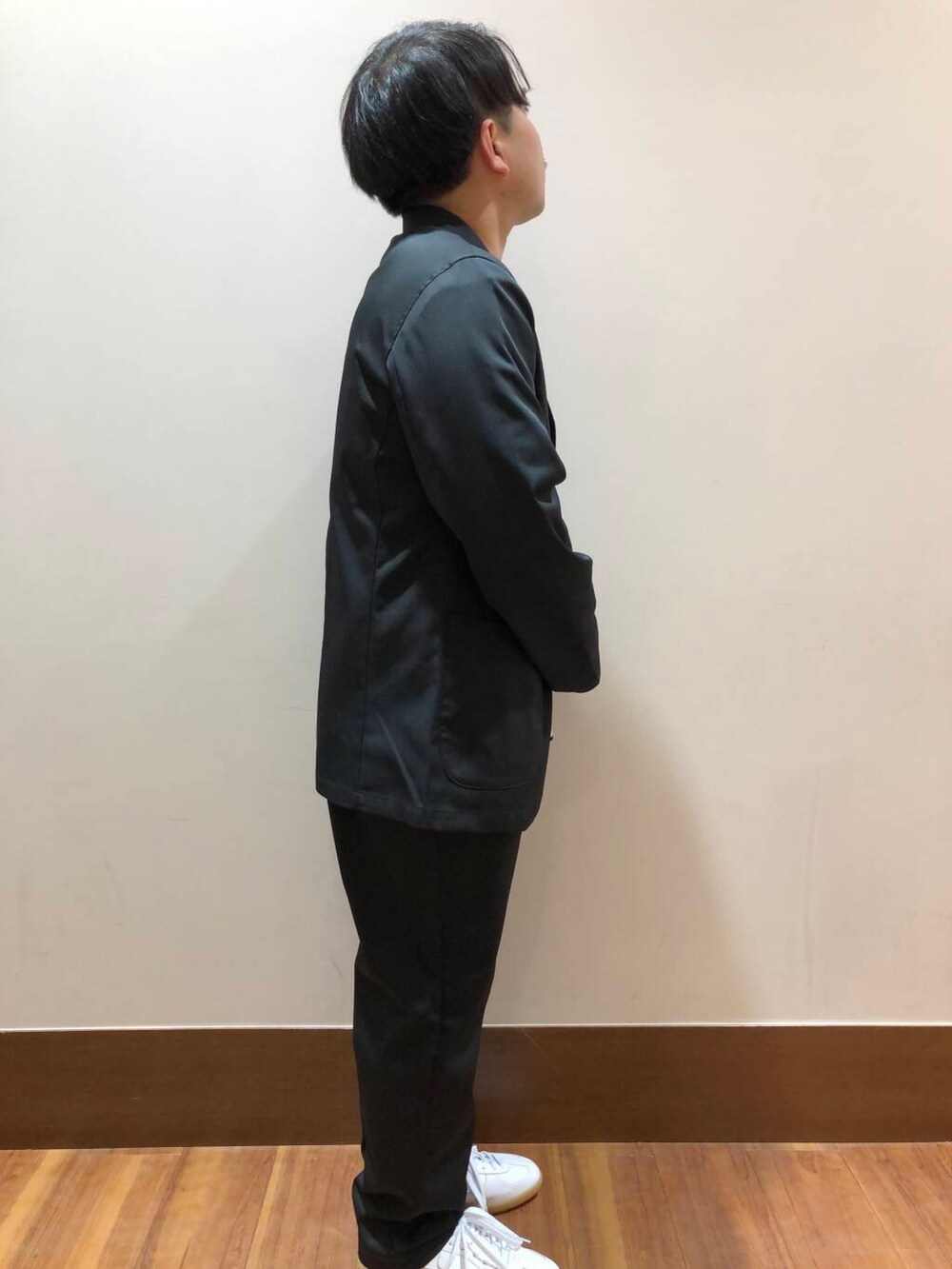 ホワイト系のスニーカー、ホワイト系のTシャツ/カットソー、ブラック系のその他パンツを着用したメンズの冬コーディネートの2枚目の写真
