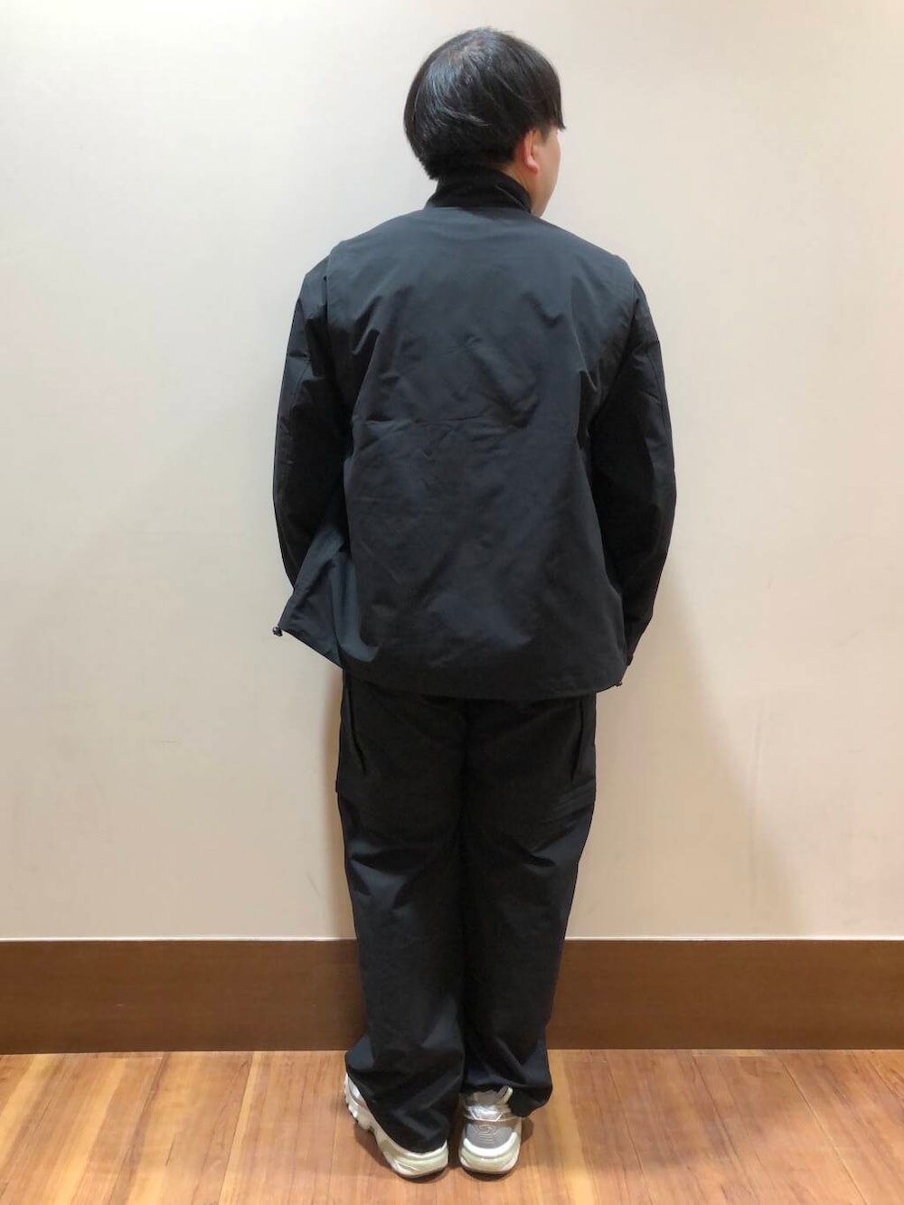 ブラック系のその他パンツ、ブラック系のその他アウター、グレー系のTシャツ/カットソーを着用したメンズの春コーディネートの3枚目の写真