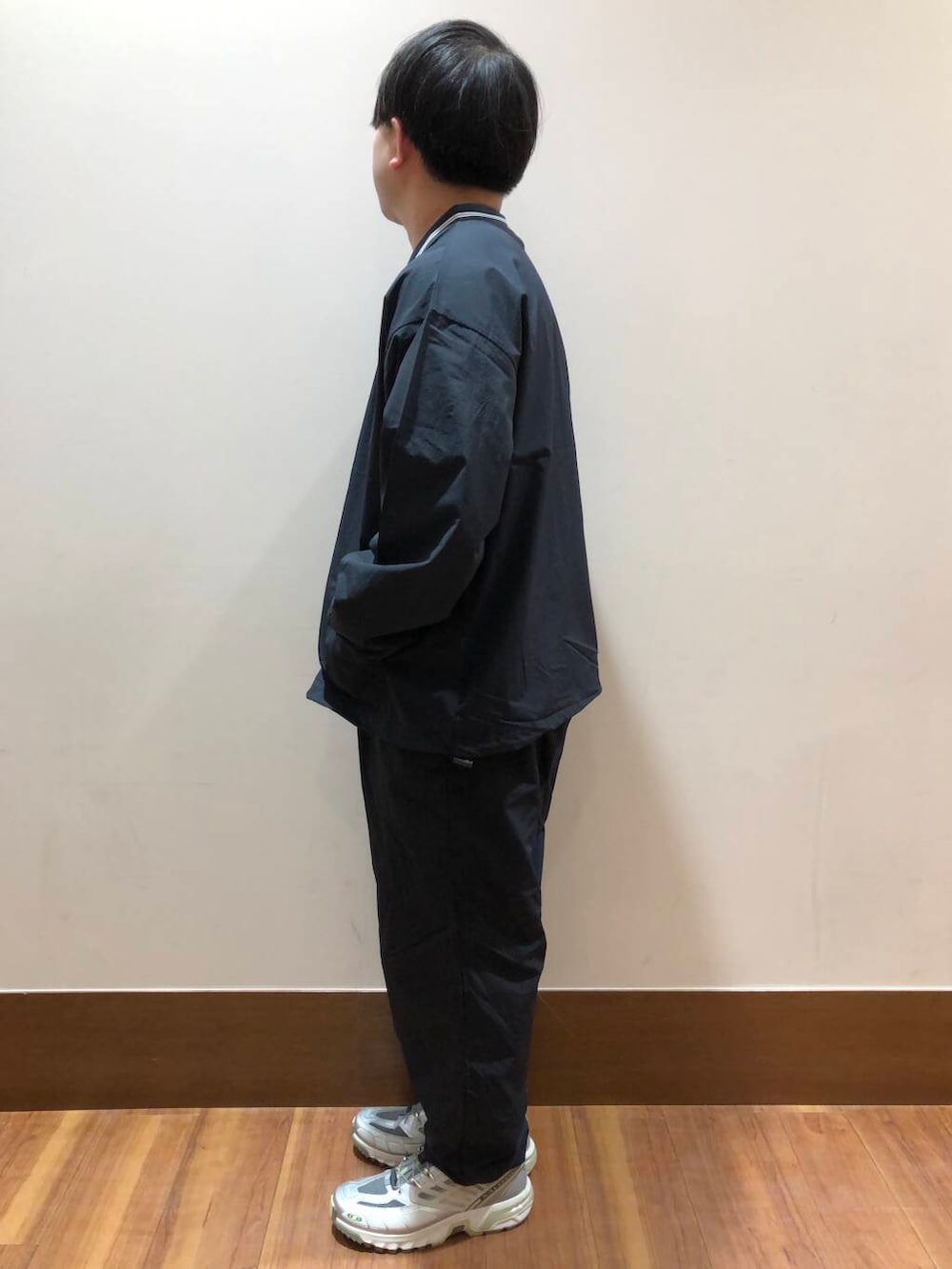 ホワイト系のTシャツ/カットソー、ブラック系のその他パンツ、ブラック系のその他トップスを着用したメンズの春コーディネートの4枚目の写真