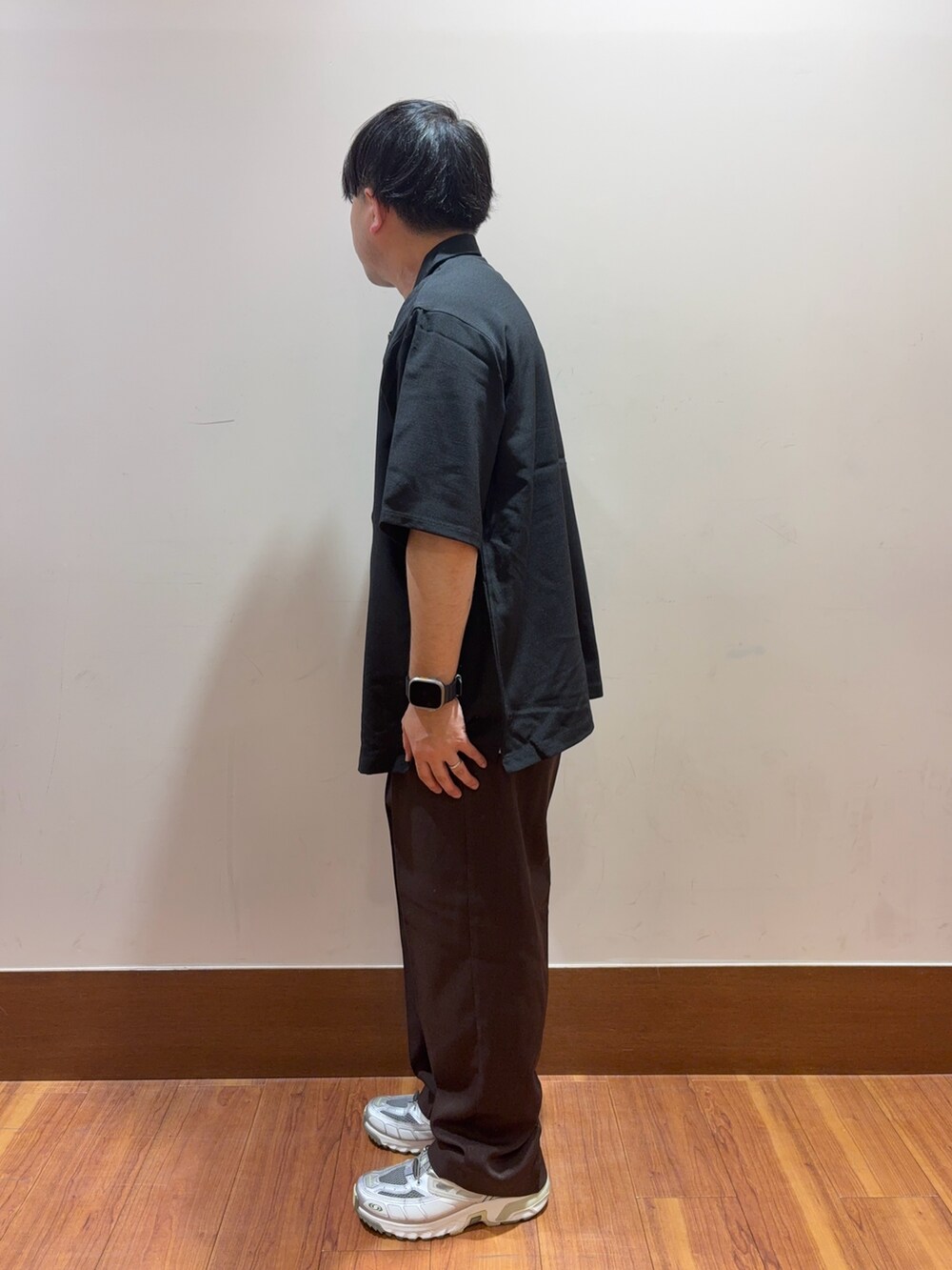 ブラック系のシャツ/ブラウス、ホワイト系のTシャツ/カットソー、ブラウン系のその他パンツを着用したメンズの夏コーディネートの2枚目の写真