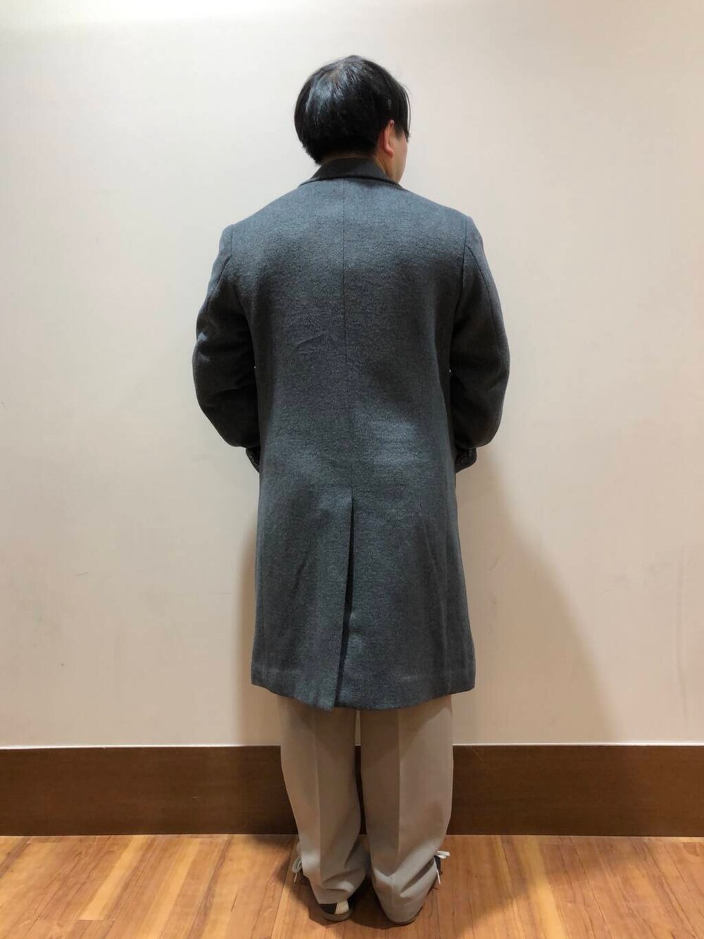 ベージュ系のその他パンツ、ブラック系のニット/セーター、グレー系のその他アウターを着用したメンズの冬コーディネートの3枚目の写真