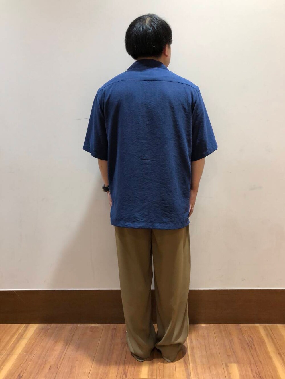 ベージュ系のその他パンツ、ブルー系のシャツ/ブラウスを着用したメンズの夏コーディネートの3枚目の写真