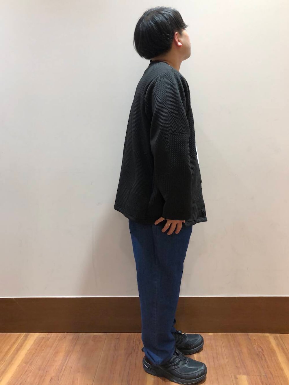 ブルー系のその他パンツ、ブラック系のカーディガン/ボレロ、ホワイト系のTシャツ/カットソーを着用したメンズの春コーディネートの2枚目の写真