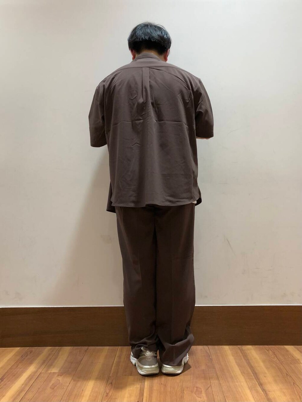 ブラウン系のその他パンツ、ブラウン系のシャツ/ブラウス、ホワイト系のTシャツ/カットソーを着用したメンズの春コーディネートの3枚目の写真