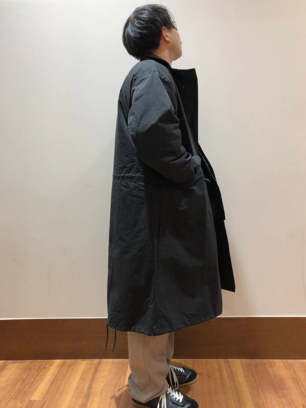 ベージュ系のその他パンツ、ブラック系のニット/セーター、ベージュ系のその他パンツを着用したメンズの冬コーディネートの2枚目の写真